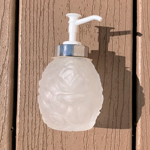 VINTAGE IRVING W RICE & CO 3 PC VANITY BATH SET PRESSED GLASS LALIQUE STYLE NWTS - Picture 6 of 9